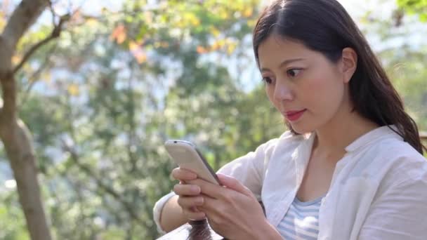 Hermosa Mujer Japonesa Usando Teléfono Móvil Mensajes Texto Lectura Mensaje — Vídeos de Stock