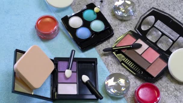 Toutes Sortes Couleurs Formes Des Outils Cosmétiques Des Applicateurs Dispersés — Video