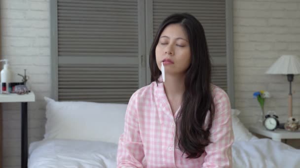 Mulher Adormece Quando Ela Está Escovando Dentes Cama Início Manhã — Vídeo de Stock