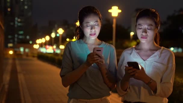 Dos Compañera Trabajo Utilizando Smartphone Para Comprobar Información Ciudad Pie — Vídeo de stock