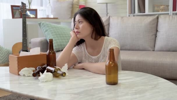 亚洲女人担心她的丈夫 因为他还没有回家 她厌倦了这种脆弱的关系 — 图库视频影像