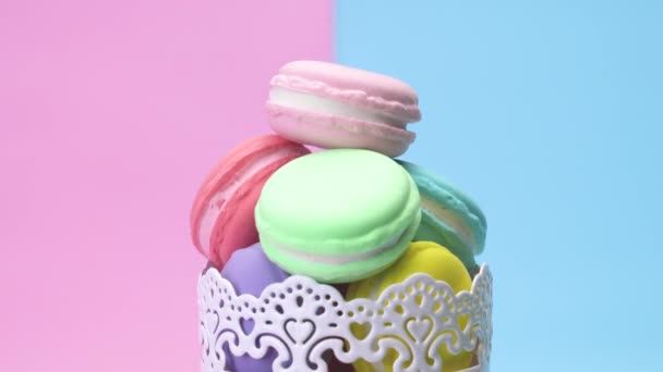 Nahaufnahme Eines Haufens Macarons Auf Dem Druckvollen Pastellhintergrund — Stockvideo