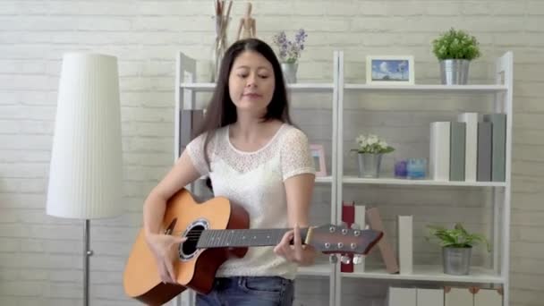 Yaşam Ahşap Gitar Çalmak Masa Etrafında Yürüyüş Asya Gitar Çalar — Stok video