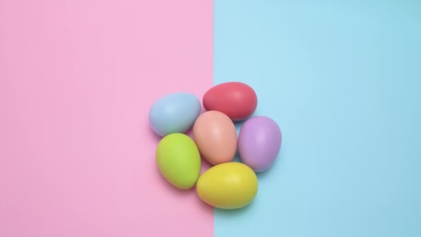 Bílé Vajíčko Stůl Narážet Ostatních Vajec Nakonec Sejdou — Stock video