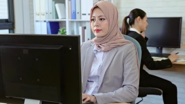 Dua Orang Bisnis Tim Startup Bekerja Sama Kantor Muslim Dan — Stok Video