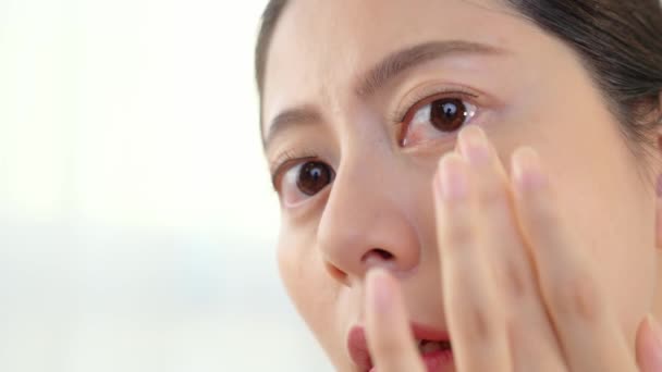 Joven Asiático Mujer Aplicación Crema Tratamiento Masaje Ojos Dormitorio Fondo — Vídeo de stock