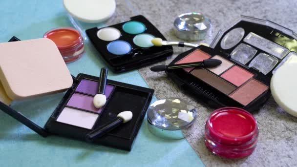 人造化妆品产品放在桌子上 光照耀着他们 — 图库视频影像
