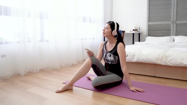 Mujer Asiática Disfruta Música Cerró Los Ojos Entregó Música — Vídeo de stock