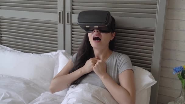 Asian Lady Sink Herself Situation Virtual Reality She Can Bear — Stock Video