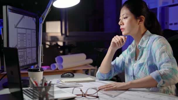 Vrouwelijke Aziatische Architect Drinkt Een Kopje Koffie Tijdens Haar Werk — Stockvideo