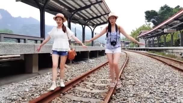 Dvě Asijské Dívky Chůze Železnici Slow Motion Concept — Stock video