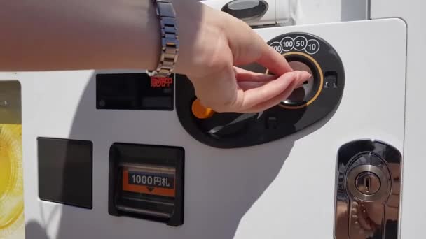 Okinawa Japan Oktober 2017 Hände Stecken Eine Münze Den Automaten — Stockvideo