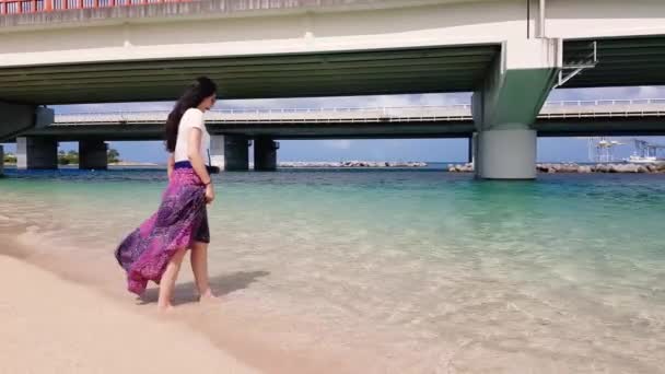 Young Fashion Woman Playing Water Naminoue Beach Cheerfully — Stock Video