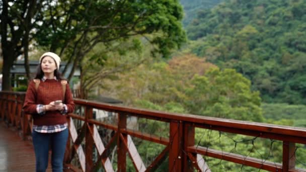 Joven Asiática Chica Caminando Madera Puente Disfrutar Vista Aire Libre — Vídeos de Stock