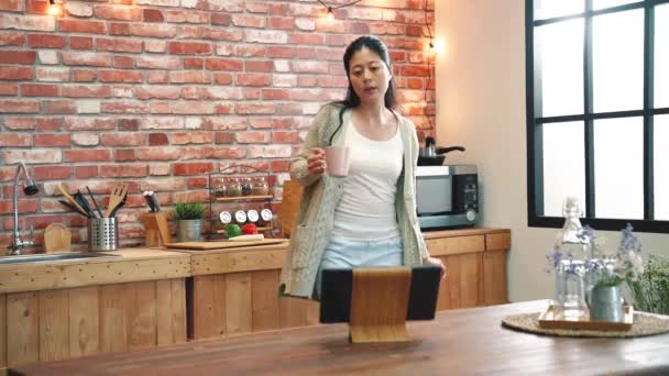 Movimiento Lento Mujer Que Prepara Para Cocinar Ella Está Bailando — Vídeo de stock