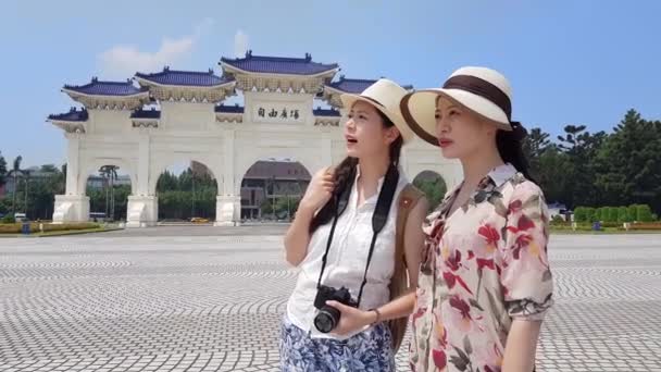 Deux Jeunes Femmes Asiatiques Debout Devant Place Liberté Voyant Scène — Video