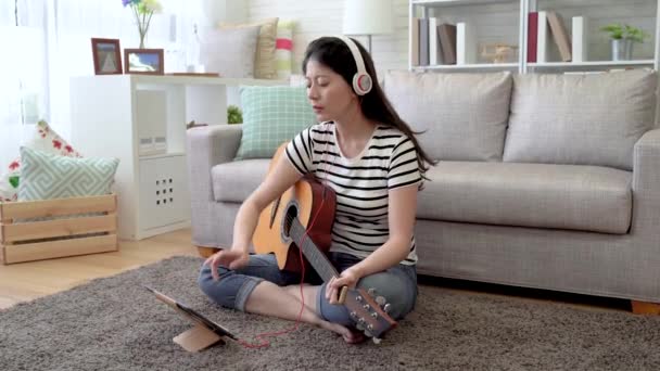Mujer Asiática Tocando Guitarra Para Contar Ritmo Precisamente Como Tableta — Vídeo de stock