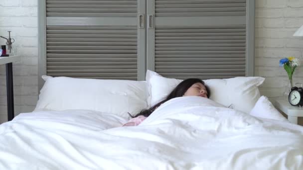 アジアの女性が寝ていないし 彼女は最終的に眠りに落ちるし 彼女の髪を傷つけることをあきらめる — ストック動画