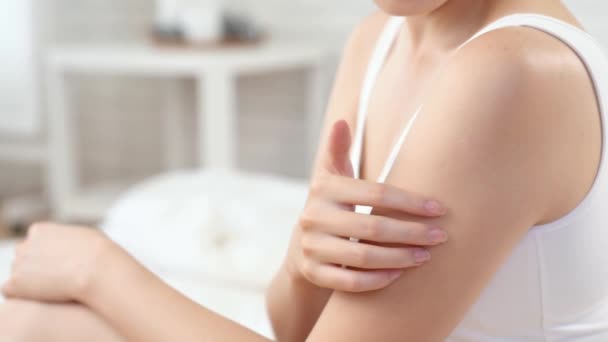 Appliquer Concept Crème Hydratante Jeune Femme Prenant Soin Son Épaule — Video