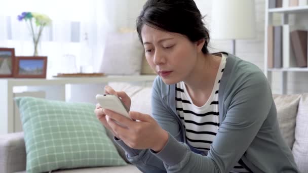 Азіатський Жінка Страждала Від Очей Штам Після Вона Допомогою Мобільний — стокове відео