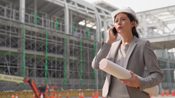 Жіночий Інженерний Бізнес Костюмі Шоломі Розмовляє Мобільному Телефоні Тримає Конструкцію — стокове відео