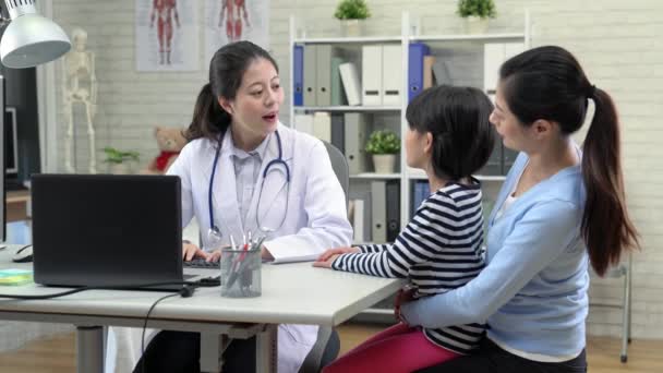 Profissional Feminino Asiático Médico Inquérito Sobre Seu Pequeno Filho Paciente — Vídeo de Stock