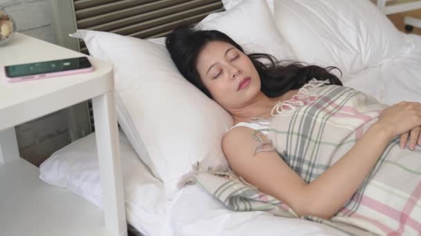 Aziatische Dame Slapen Pak Dragen Gehoord Van Het Alarm Ochtend — Stockvideo