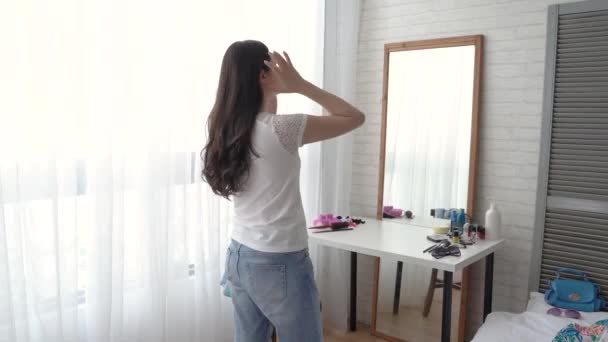 Chica Asiática Recogió Ropa Decidió Tomarla Ropa Vestidos Esparcidos Por — Vídeo de stock