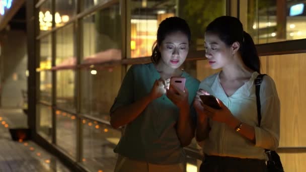 Two Colleague Friend Using Smartphone Surfing Internet Standing Store Window — Stock Video