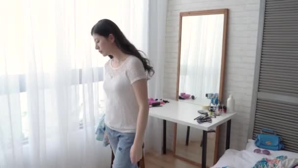 Mujer Asiática Decidiendo Qué Ropa Llevar Empacar Maleta Movimiento Rápido — Vídeo de stock