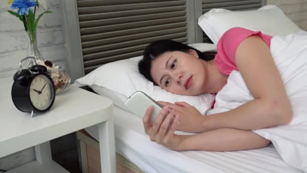 Aziatische Moderne Vrouw Texting Haar Bed Met Haar Mobiele Telefoon — Stockvideo