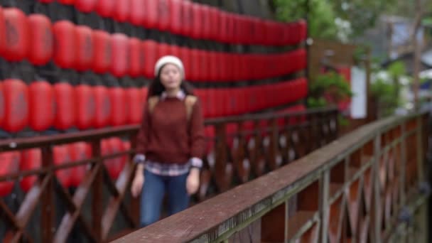 若いアジアの女の子を楽しむ日本の赤ランタンと表示まで屋外を歩く — ストック動画