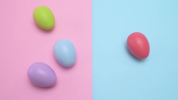 Четыре Разноцветных Яйца Вращаются Один Другим Пунцовом Пастельном Фоне — стоковое видео