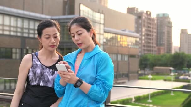 Retrato Duas Mulheres Jovens Aptas Esportivas Usando Mensagens Texto Smartphone — Vídeo de Stock