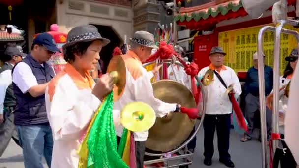 Agnes Taiwan Március 2018 Oldalnézetből Idős Imádó Egybegyűlt Zenélés Gongok — Stock videók