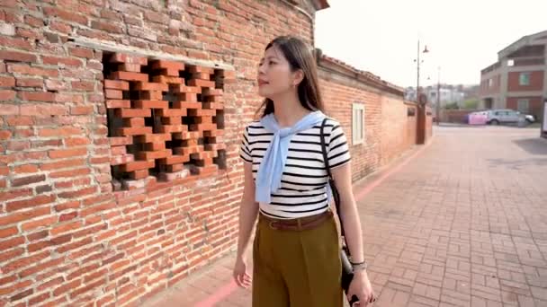 Mujer Asiática Visita Lukang Para Ver Detalle Antigua Valla Construida — Vídeo de stock