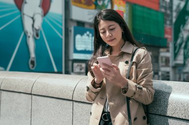 Köprüde mesaj gönderen kadın