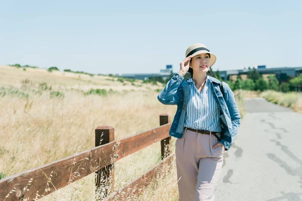 Mooie vrouw toeristische wandeling in graslanden. — Stockfoto