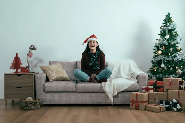 Glad flicka i tomte hatt och tröja skrattar — Stockfoto