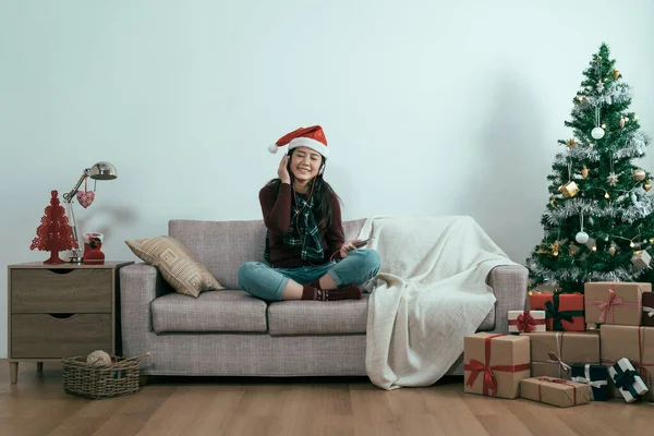 Kvinna lyssna på musik på juldagen på vintern — Stockfoto