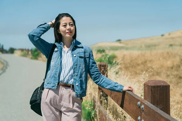 Mujer viajero disfrutar caminando en pastizales — Foto de Stock