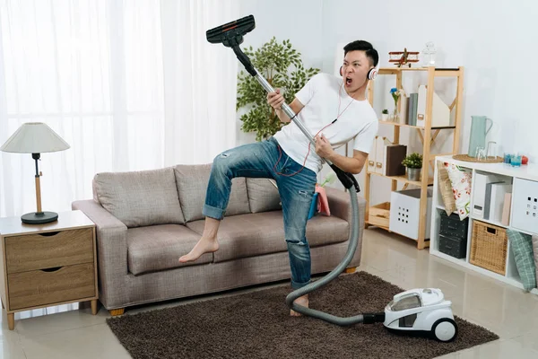 Beau mec relax jouer avec aspirateur — Photo