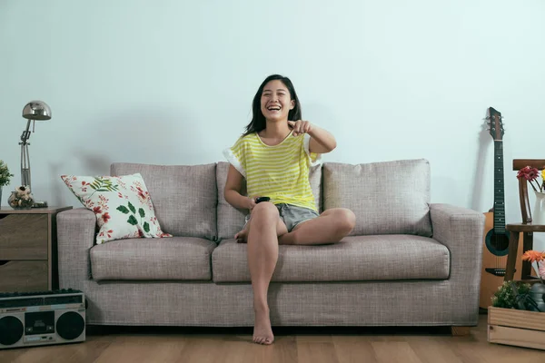 Feliz joven mujer viendo la televisión los fines de semana —  Fotos de Stock