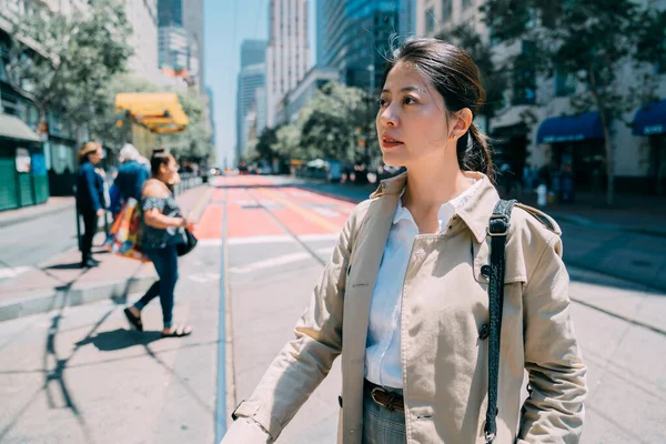 Woman on her way to work on city street — Stock Photo, Image