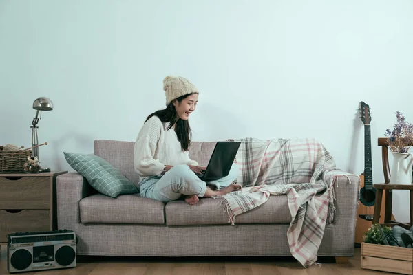 Gelukkig jong aziatisch vrouw genieten e-book op laptop — Stockfoto