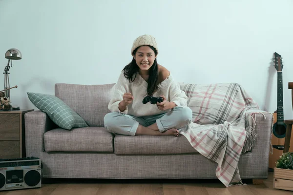 Feliz chica en sofá celebración joystick divertirse . — Foto de Stock