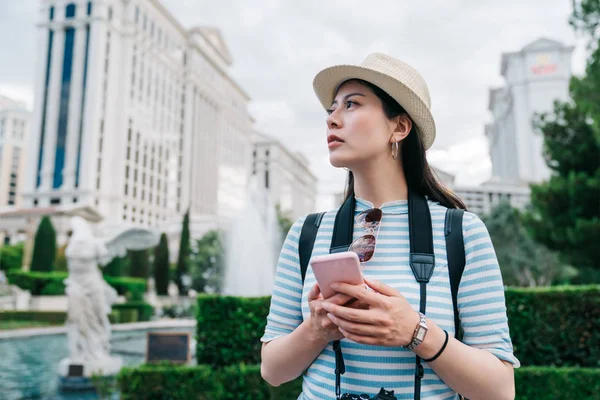 Traveler with smart phone in front of fountain — Stock Photo, Image