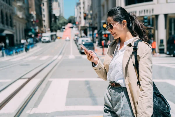 Güneş gözlüklü ofis hanımı cep telefonu kullanıyor. Telifsiz Stok Fotoğraflar