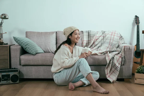 Mujer feliz beber café en la madrugada de invierno . — Foto de Stock