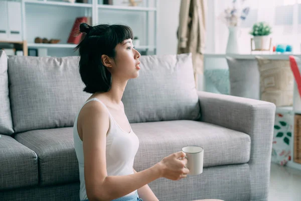 Mujer bonita disfrutando de la taza de café y buscando ciudad — Foto de Stock